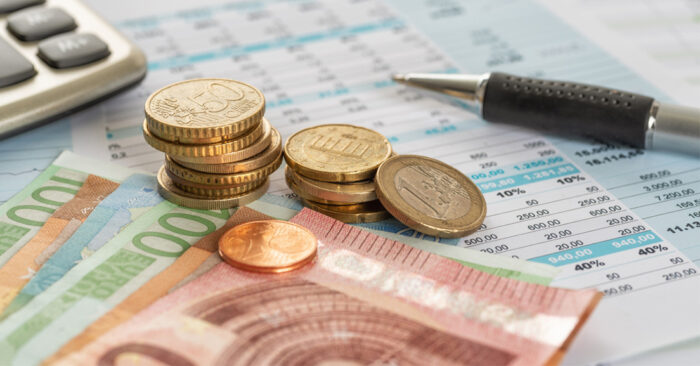 dinero en efectivo destacada