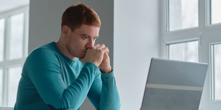 trabajador preocupado destacada